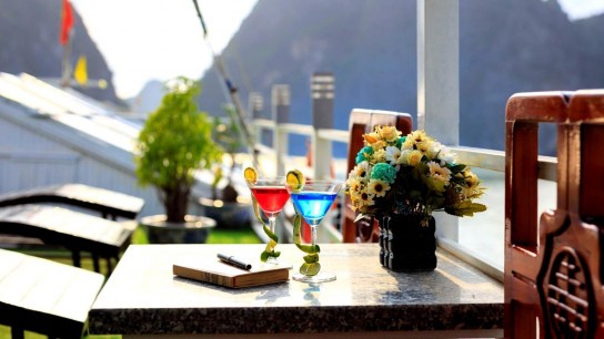 Cozy Bay Cruise: Sip a cup of cocktails to relax