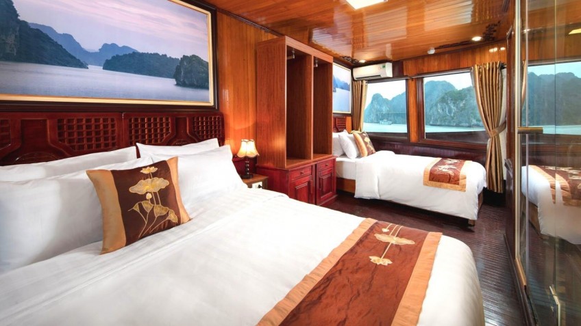 Cozy Bay Cruise: Spacious Family Cabin