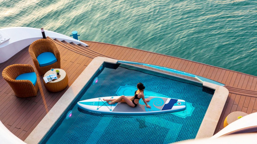 Capella Cruise: Fancy pool with stunning view