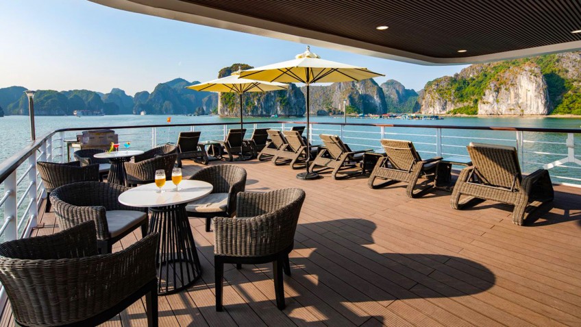 Jade Sails: Airy and Spacious Sundeck