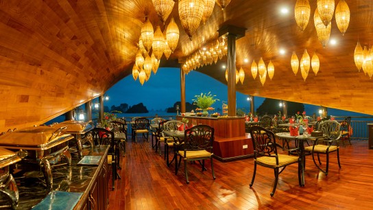 Sena Cruises: Moonlight lounge at the Upper Deck