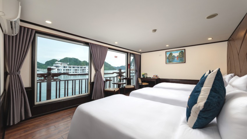 Amanda Cruise: Luxury Triple Cabin with whole panorama on Halong mid-range cruise
