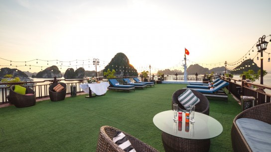 Amanda Cruise: Spacious Sundeck Modern Design