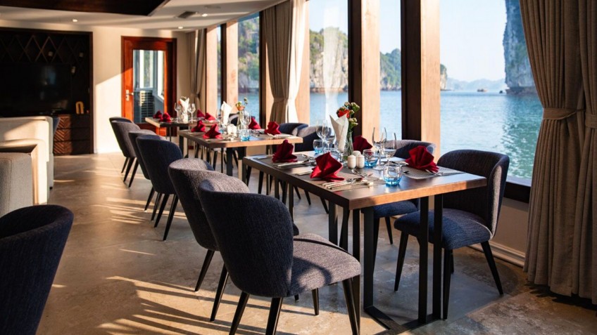 Jade Sails: Dining Space With Lan ha Bay View