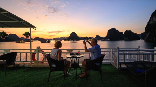 Cozy Bay Cruise: The Beauty Of Halong Bay at Sunset