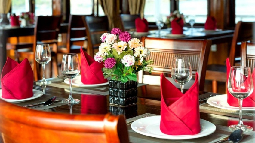 Cozy Bay Cruise: Lovely Table set for Dinning Experience