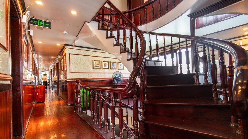 Swan Cruises: Spotless & Shiny Corridor