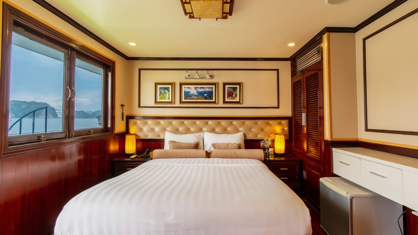 Swan Cruises: Plush bed for overnight stay