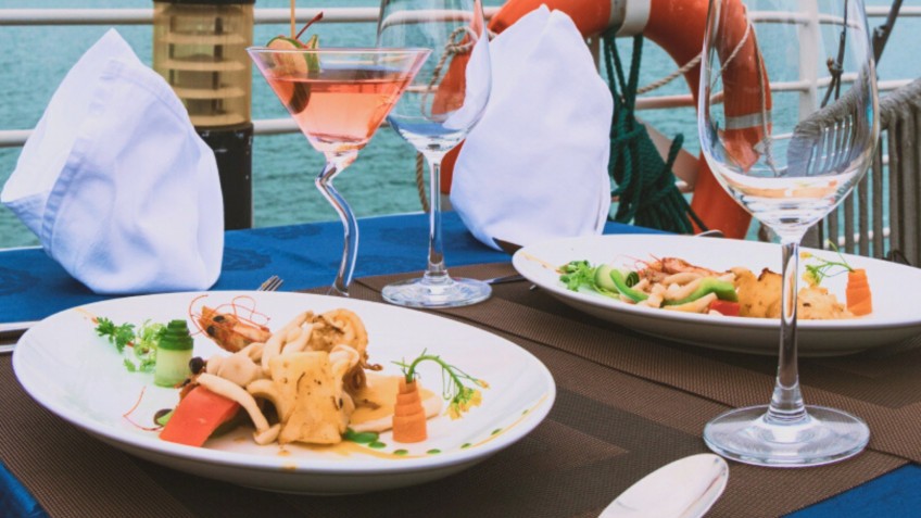 Halong Catamaran Cruise: Enjoy The Delightsome Food With Cocktail On The Sundeck