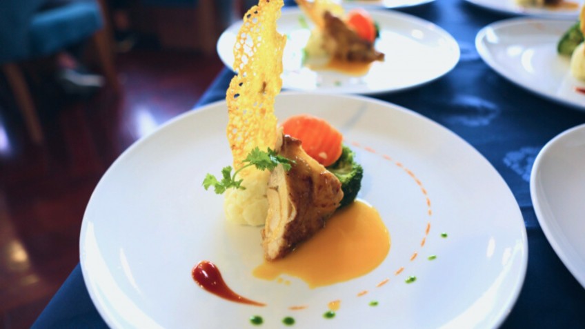 Halong Catamaran Cruise: Good Tasting Cuisine
