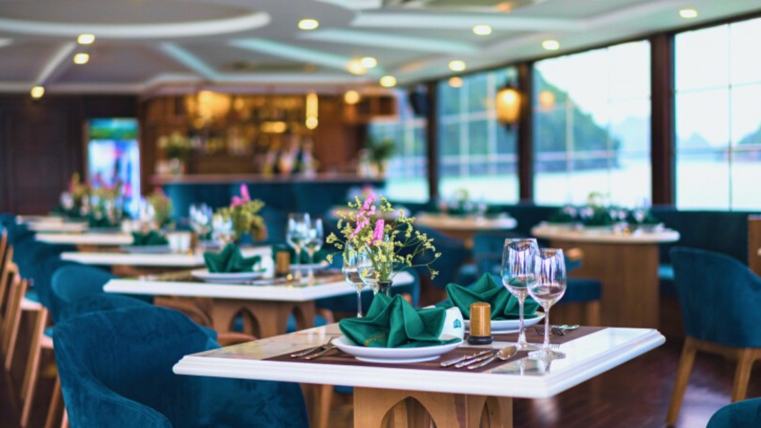 Halong Catamaran Cruise: Luxury Restaurant