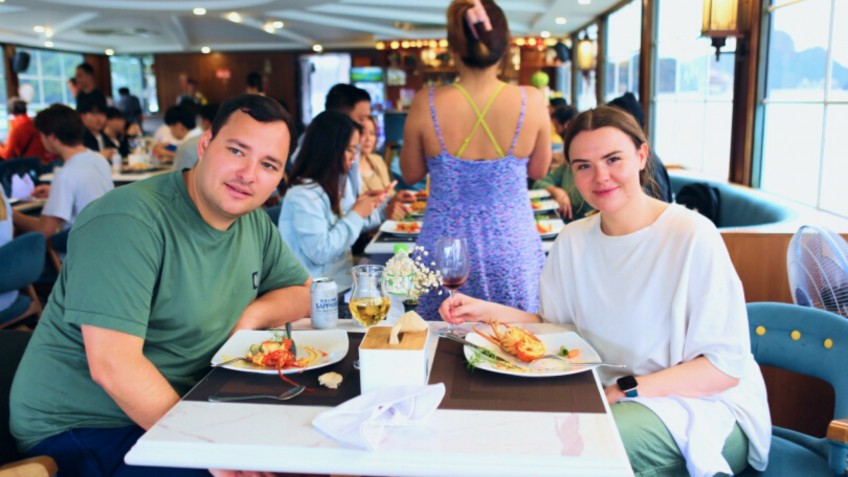 Halong Catamaran Cruise: The Happy lunch On The Day Cruise Catamaran