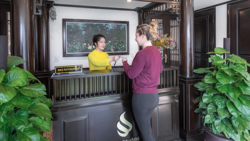 Sena Cruises: Classic-style Reception Area