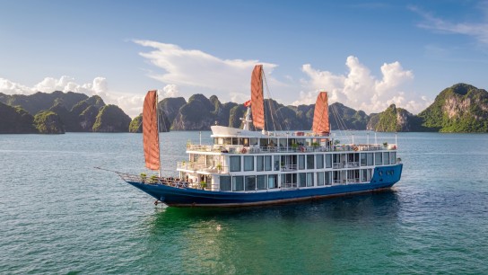Verdure Lotus Classic Cruise: Glorious Junk boat in the middle Lan Ha Bay
