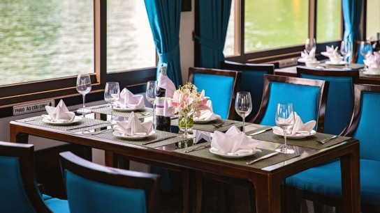 Light Day Cruise: Deluxe Dining Table