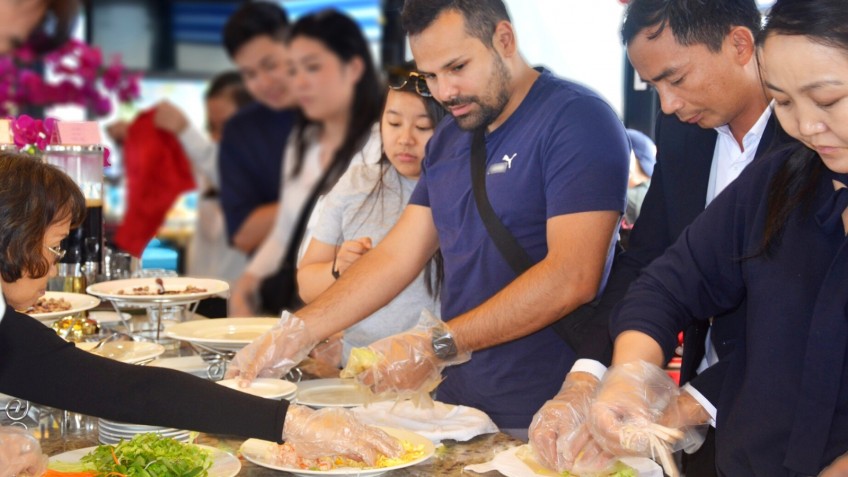 Queen Luxury Cruise: Making Spring rolls