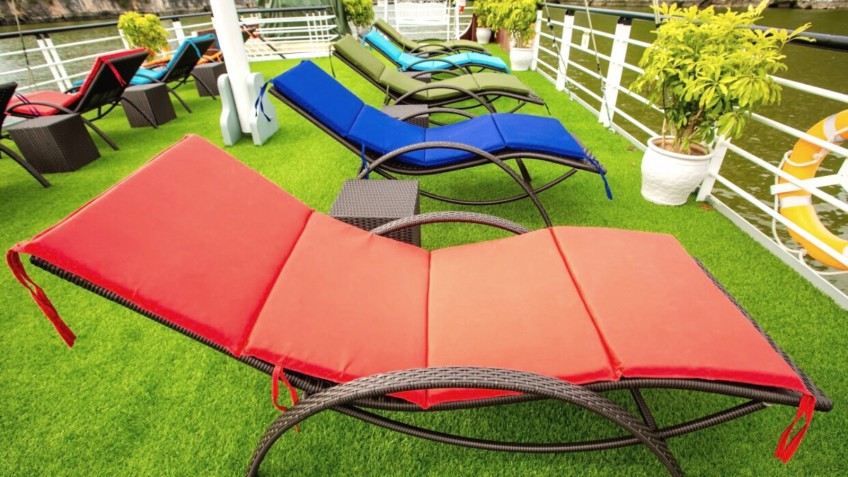 Queen Luxury Cruise: Colorful Sun Loungers