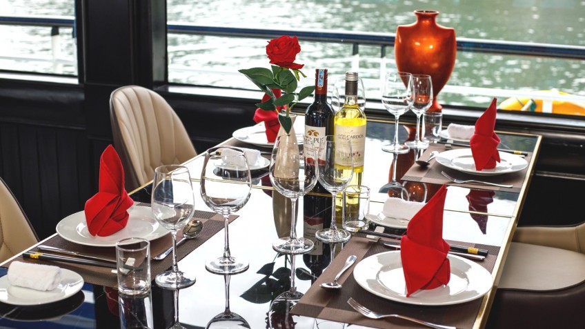 Queen Luxury Cruise: Elegant Table Setup