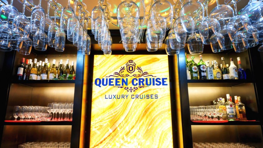 Queen Luxury Cruise: Shiny Opulent Bar