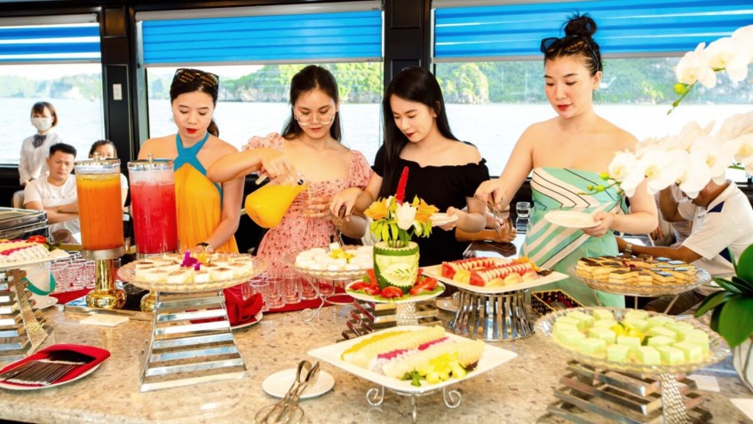 Queen Luxury Cruise: Tasty Buffet Dishes