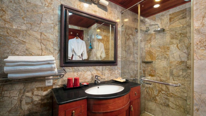 Garden Bay Legend Cruise: Bright Bathroom With Convenient Facilities