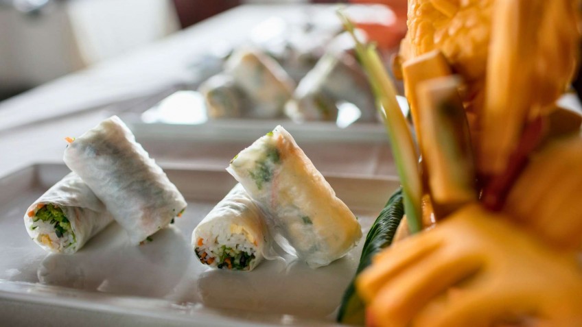 Garden Bay Legend Cruise: Making Spring Rolls in cooking class