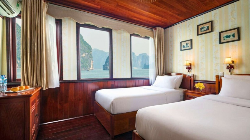 Garden Bay Legend Cruise: Wooden Cabin with sea-view window