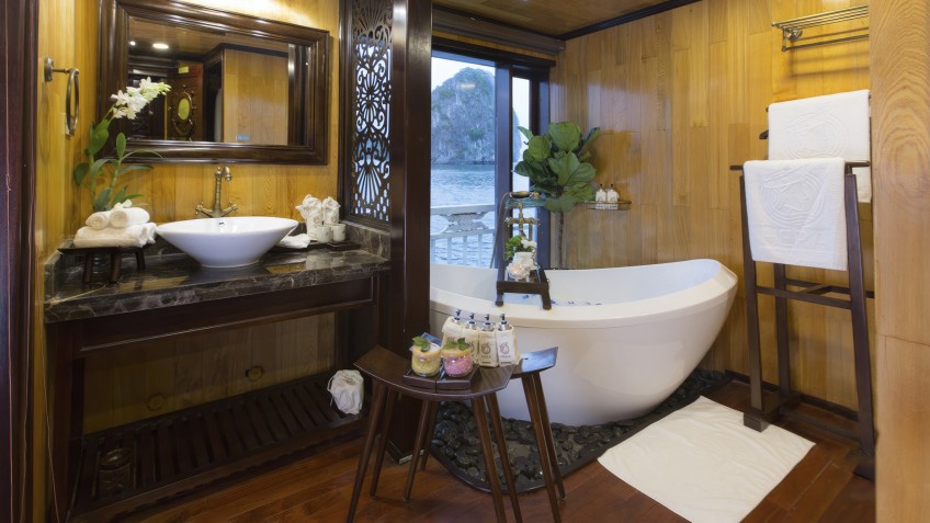 Hera Grand Luxury Cruise: Royal bathroom with the bathtub