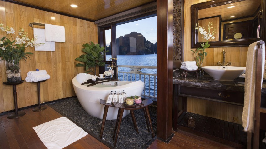Hera Grand Luxury Cruise: Hera Heaven Suite Bathroom