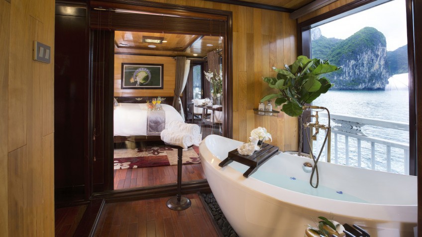 Hera Grand Luxury Cruise: Bathroom with the bathtub and Halong Bay view
