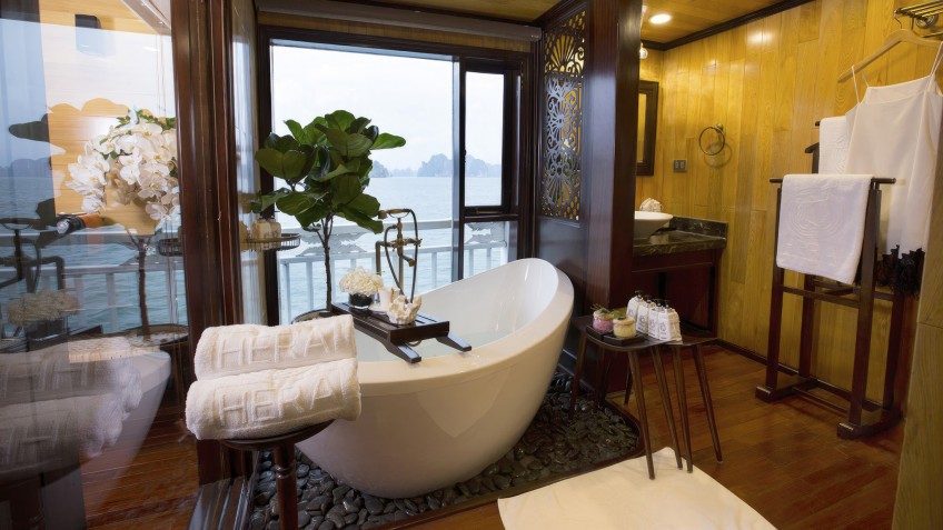 Hera Grand Luxury Cruise: Hera Ocean Suite's bathroom