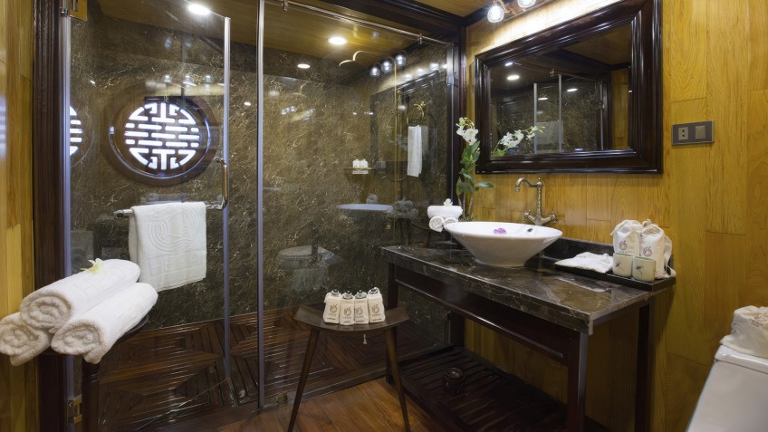 Hera Grand Luxury Cruise: Junior Suite Bathroom