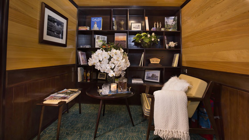 Hera Grand Luxury Cruise: Hera Reception Concierge Floor