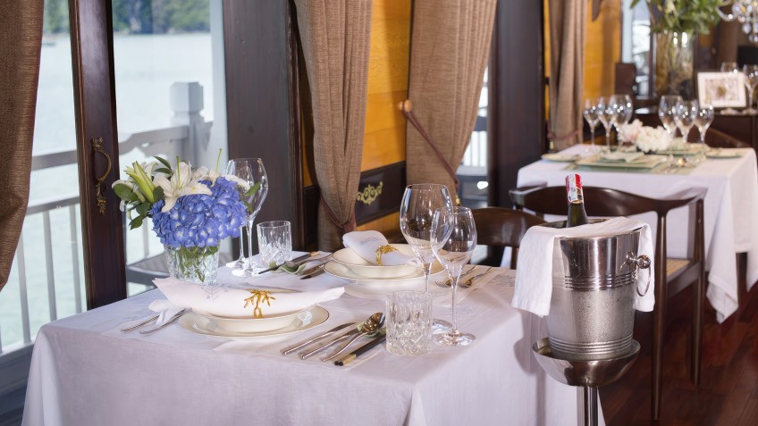 Hera Grand Luxury Cruise: Lavish restaurant with excellent set-up