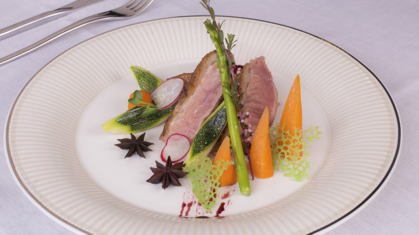 Hera Grand Luxury Cruise: Tasty food with beautiful decoration