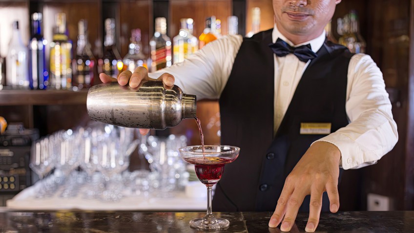 Hera Grand Luxury Cruise: Enjoy cocktails with expert bartender