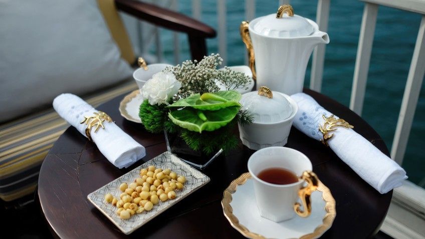 Hera Grand Luxury Cruise: A teabreak with the stunning Halong sunset