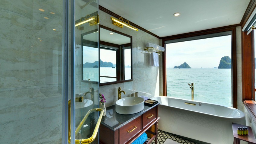 Heritage Cruise Binh Chuan: Huge Sea-view window in the Bathroom