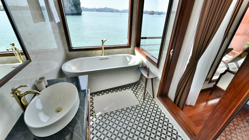 Heritage Cruise Binh Chuan: Bathroom with Modern facilities