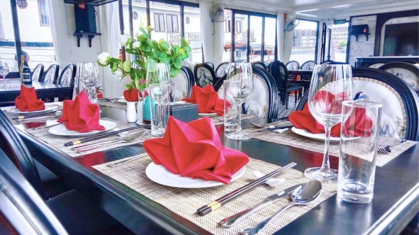 Phoenix Day Cruise: Exquisite table Setup