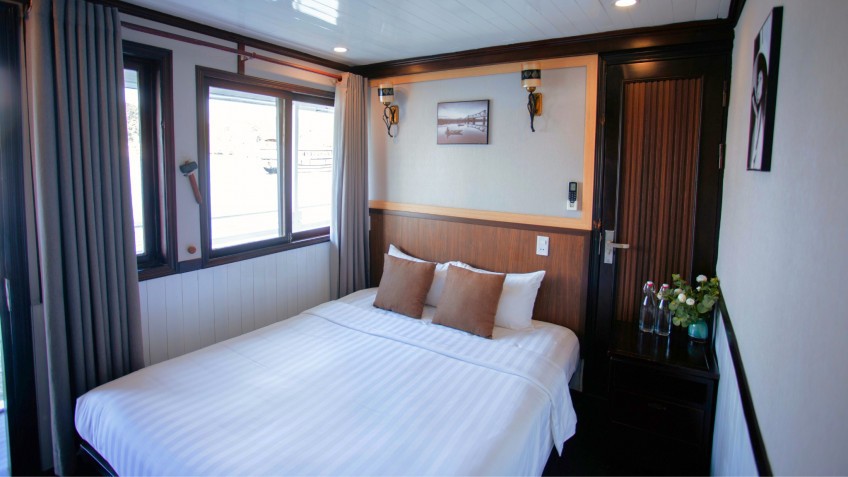 Phoenix Cruise: Minimalism and Elegant design