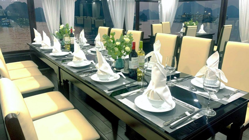 Phoenix Cruise: Huge ocean-view window by the Table