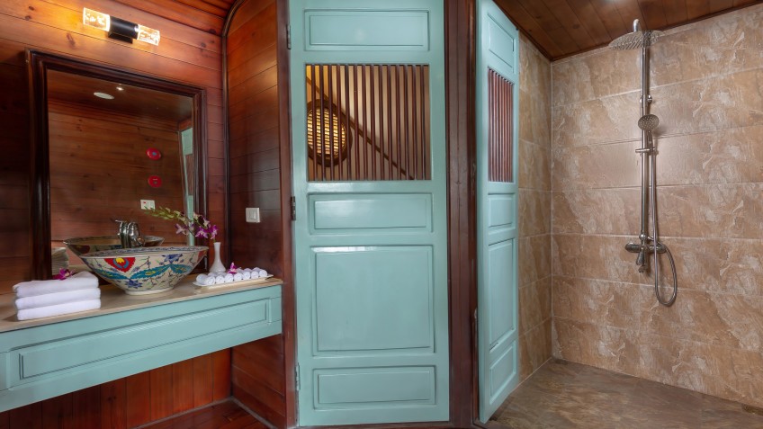 Amazing Sails Explorer Private Cruise: The clean bathroom onboard