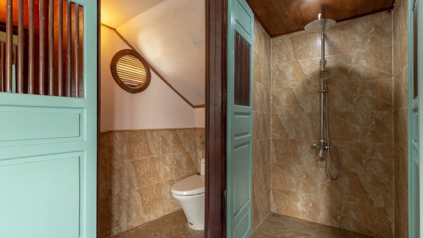 Amazing Sails Explorer Private Cruise: The shower area