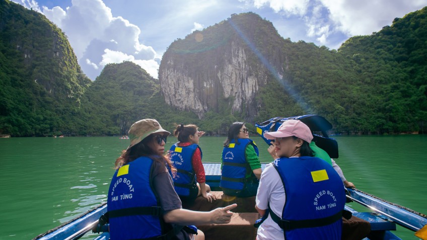 Indochine Premium Cruise: Bamboo boat rowed by the local