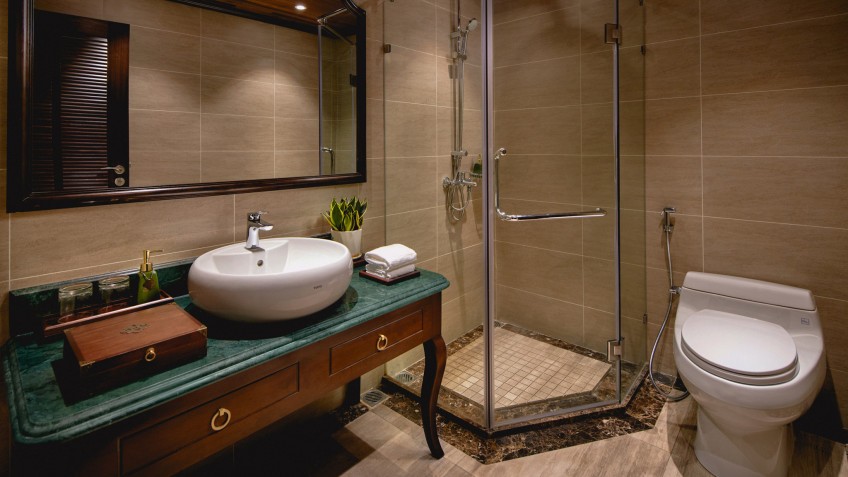 Indochine Premium Cruise: En-suite bathroom in luxury amenities