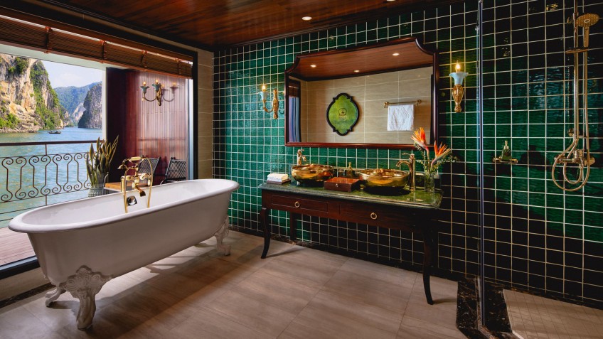 Indochine Premium Cruise: Luxurious bathroom with jacuzzi tub