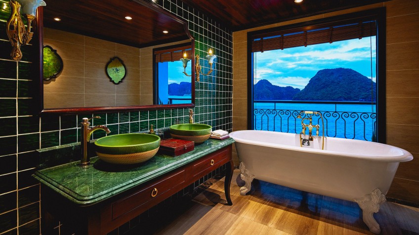 Indochine Premium Cruise: 5-star standard bathroom overlook bay view