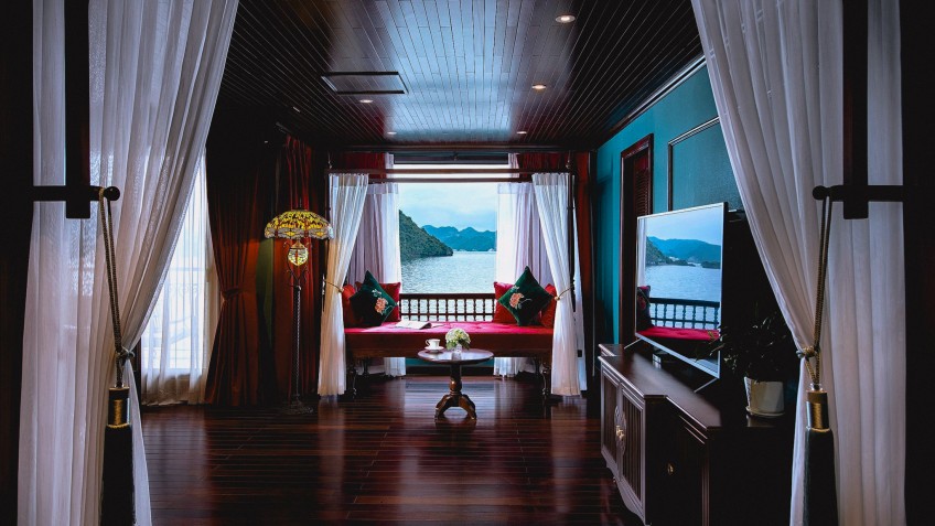 Indochine Premium Cruise: Scenic Halong Bay view for your seascape