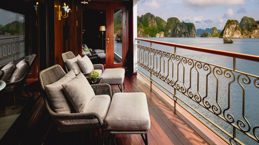 Indochine Premium Cruise: Pretty balcony view with comfy lounger